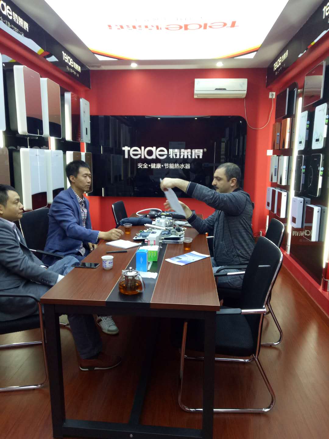 烈歡迎俄羅斯客戶(hù)蒞臨我司，恭賀成功簽約！